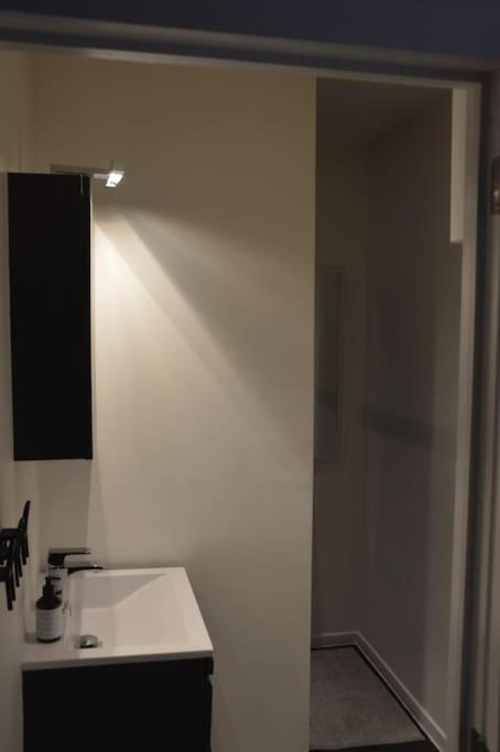 אנטוורפן Hippe Studio In Historisch Gebouw In Oude Centrum מראה חיצוני תמונה